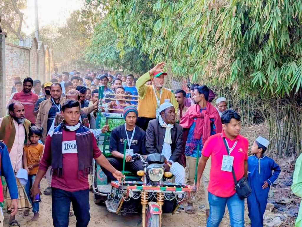 মহেশখালীর শাপলাপুরে ধানের শীষের প্রার্থী আলমগীর ফরিদের গণসংযোগ