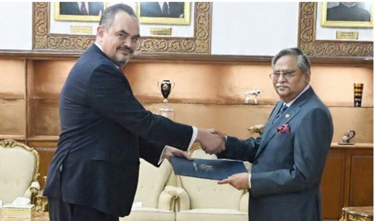 রাষ্ট্রপতির কাছে নতুন মার্কিন রাষ্ট্রদূতের পরিচয়পত্র পেশ