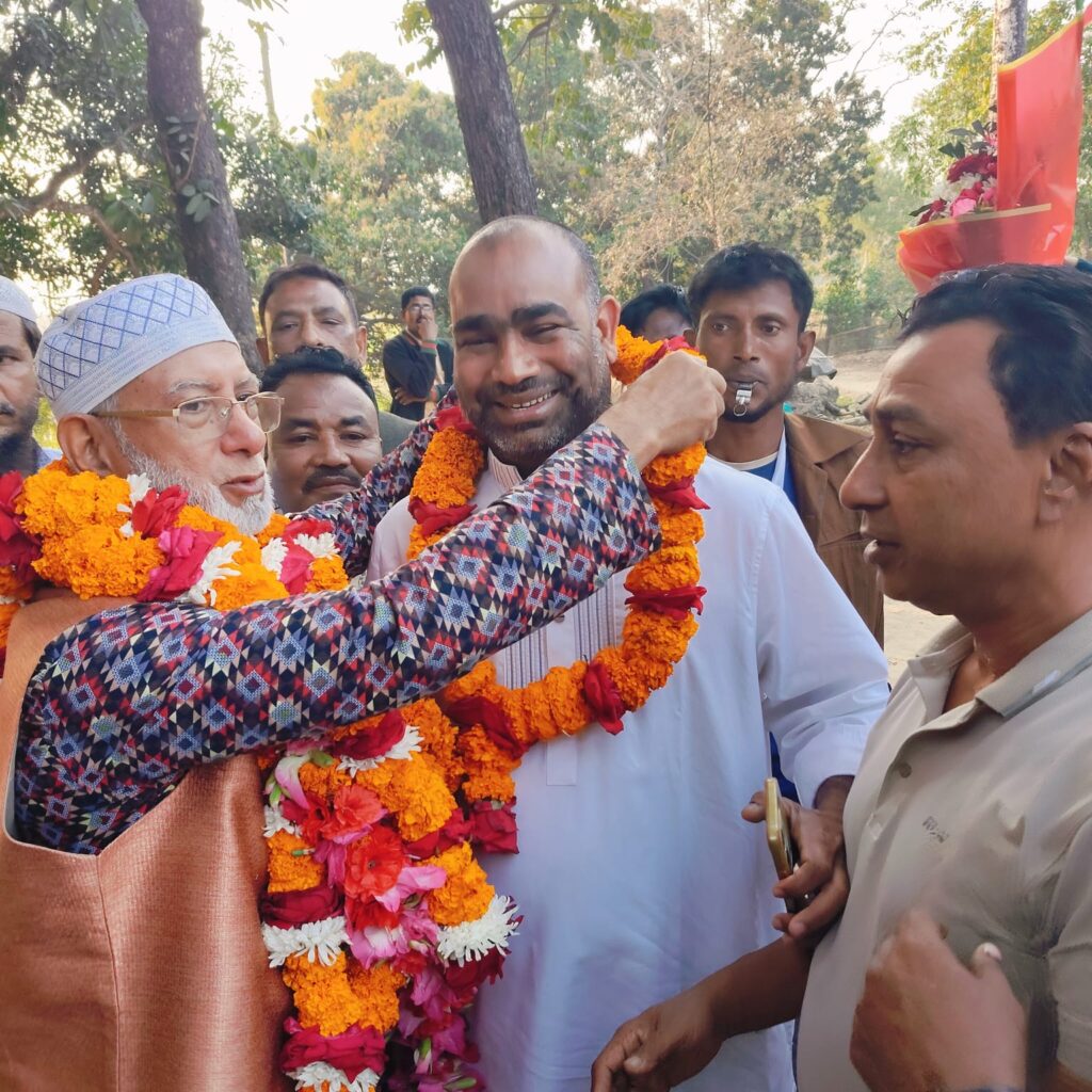 নবনির্বাচিত এমপি আলমগীর ফরিদকে অভিনন্দন ও ফুলেল শুভেচ্ছা জানালেন সাবেক ছাত্রনেতা মামুন