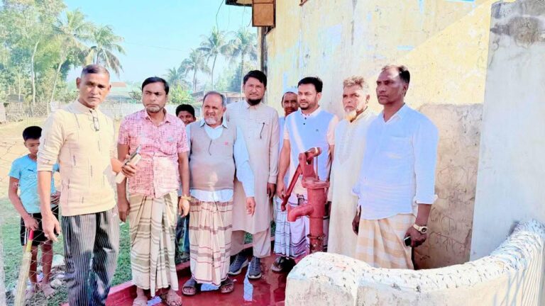 মাতারবাড়ী নয়া পাড়ায় বন্ধ টিউবওয়েল পুনরায় চালু করলেন ভেন্ডার রফিকুল ইসলাম