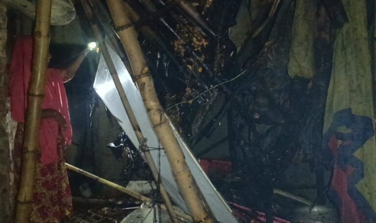 মাতারবাড়ীতে গ্যাস সিলিন্ডার বিস্ফোরণে বসতবাড়ি পুড়ে ছাই, নিঃস্ব পরিবার