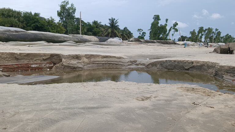 মাতারবাড়ীর বেড়িবাঁধ সংস্কারে অনিয়ম: বাঁধের পাশ থেকে বালু কেটে জিও ব্যাগ স্থাপন, ক্ষুব্ধ এলাকাবাসী
