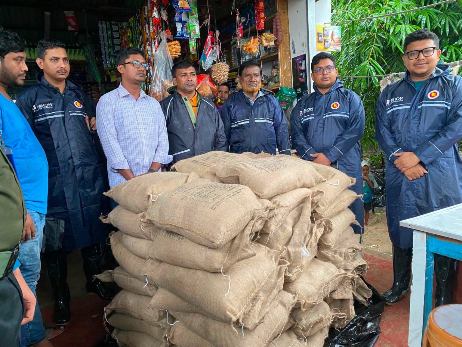 মাতারবাড়ীতে ষাইটপাড়া-সাইরার ডেইলে দুর্গত মানুষের হাতে ত্রাণ তুলে দিল উপজেলা প্রশাসন
