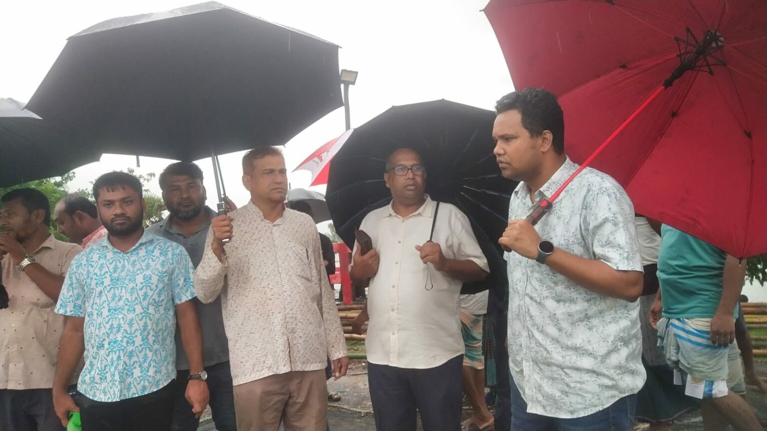 মাতামুহুরী উপজেলার ঢেমুশিয়া জলমহালের ৫ ব্যান্ড স্লুইসগেট পরিদর্শনে ইউএনও শাহীন দেলোয়ার